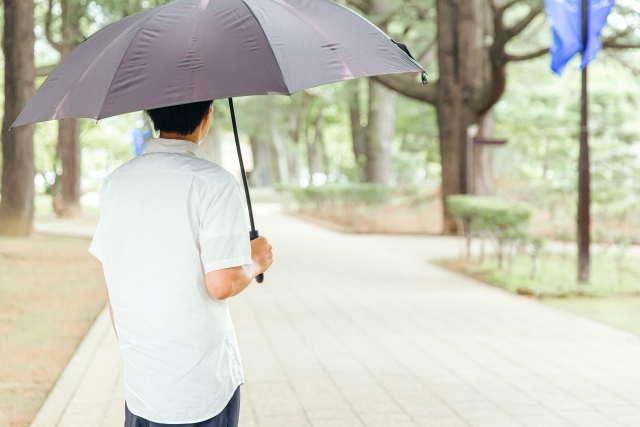 アラフィフの夫、通勤時のメンズ日傘デビュー、地球の沸騰化時代に備えて　男性用日傘